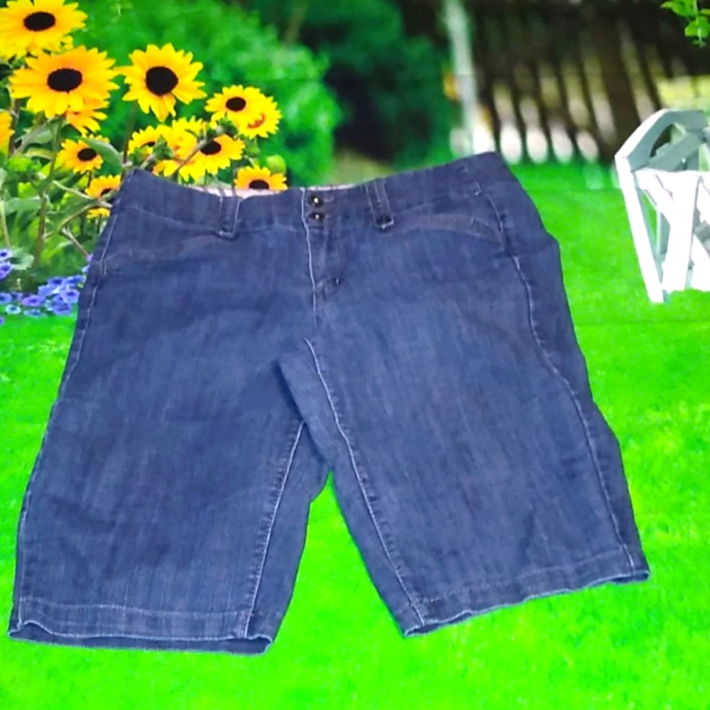 151 Capris size 10